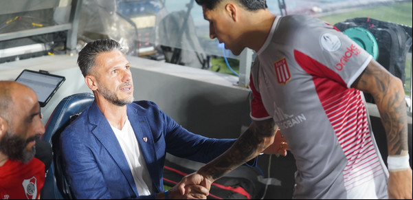 El frío saludo entre Martín Demichelis y Enzo Pérez en la previa de la final entre River y Estudiantes por la Supercopa Argentina