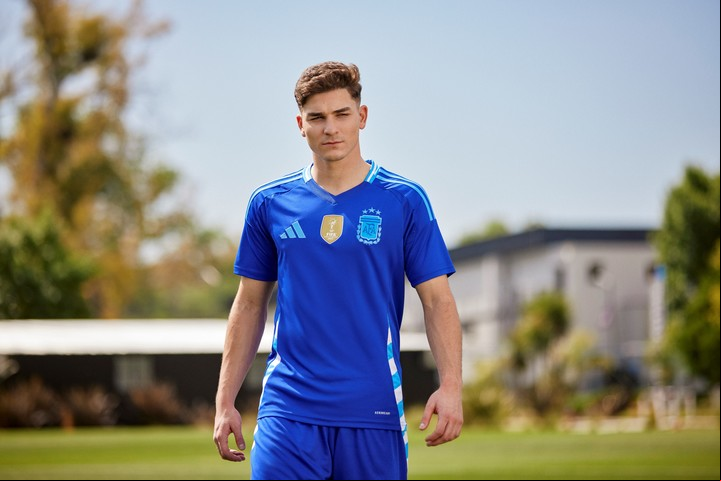 Julián Alvarez viste la flamante camiseta suplente de la Argentina.