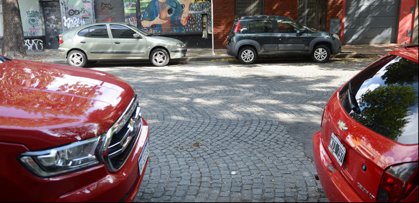Trapito digital: cómo funciona la app que busca lugares para estacionar frente a garajes privados