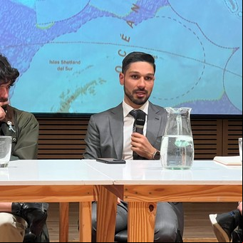 Dos funcionarios renunciados y la trama detrás del escándalo del barco de un empresario chino que pescó toneladas ilegales de merluza negra