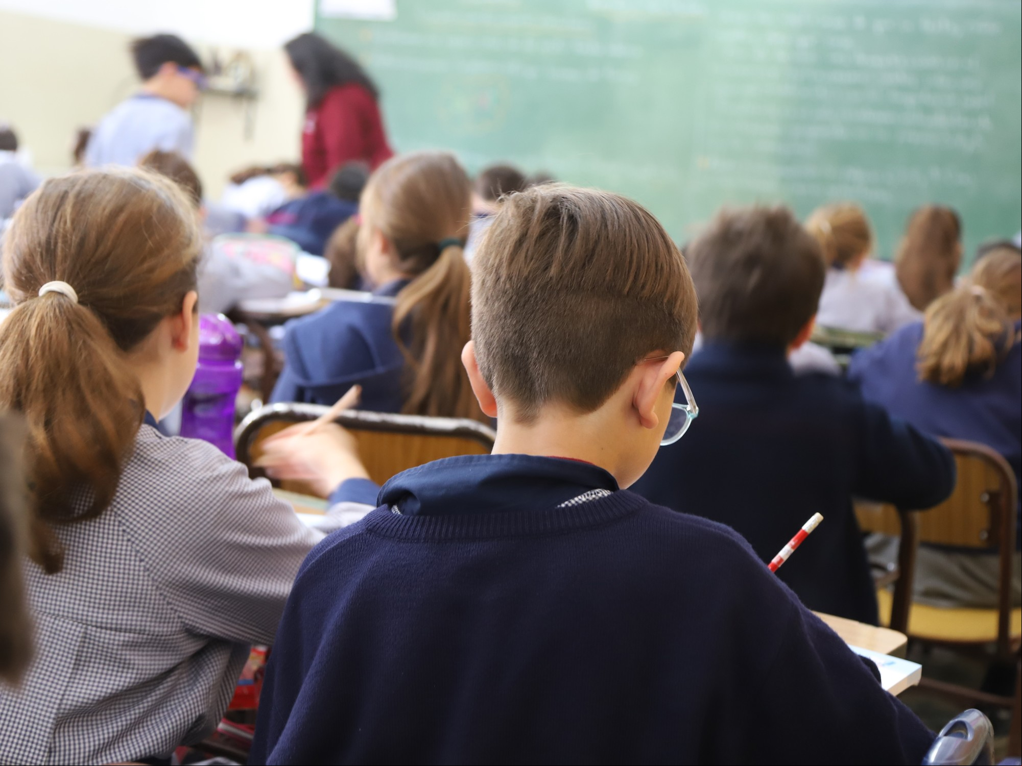 ¿Quiénes pueden recibir el voucher educativo 2025?