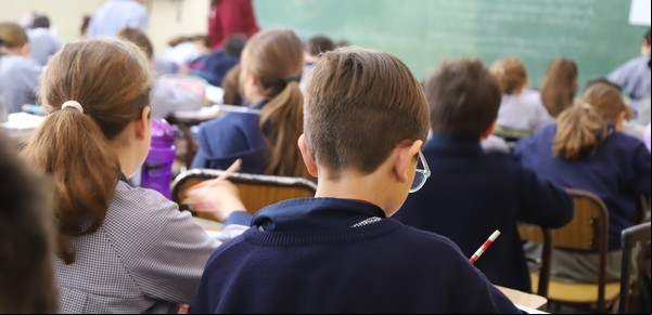¿Quiénes pueden recibir el voucher educativo 2025?