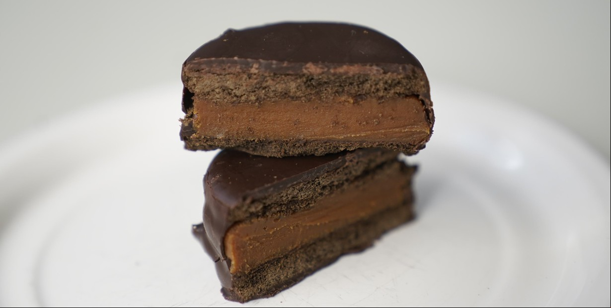 Los secretos del alfajor que "explota" de dulce de leche y según un relevamiento en kioscos, se convirtió en el más vendido 