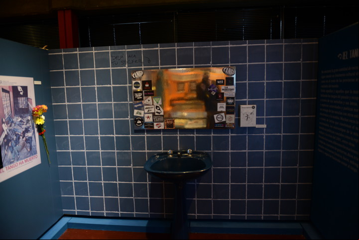 El under tanguero. La instalación de un baño recrea los del Club Atlético Fernández Fierro (CAFF ), repleta de stickers con logos de bandas y espacios de tango. Los visitantes pueden dejar su intervención.