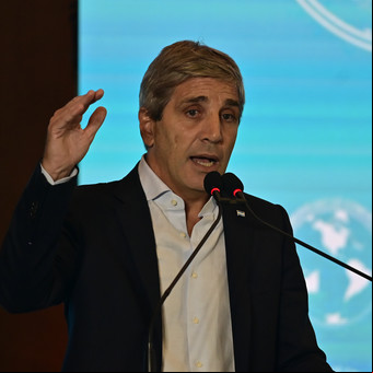 A Luis Caputo le preguntaron por el dólar y pidió bajar la ansiedad: la intimidad de un almuerzo en el Hilton