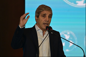 A Luis Caputo le preguntaron por el dólar y pidió bajar la ansiedad: la intimidad de un almuerzo en el Hilton