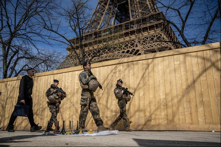 Soldados patrullan las calles de París. Foto: EFE