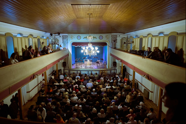 Un teatro lleno. No sólo la gente de Carlos Casares llenó el Bristol. Vinieron de muchos pueblos vecinos.