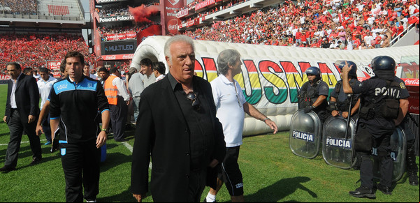"Sacó 'la máquina' y me apuntó a mí": Teo Gutiérrez le mandó un audio a Basile a 12 años del arma en el vestuario de Racing