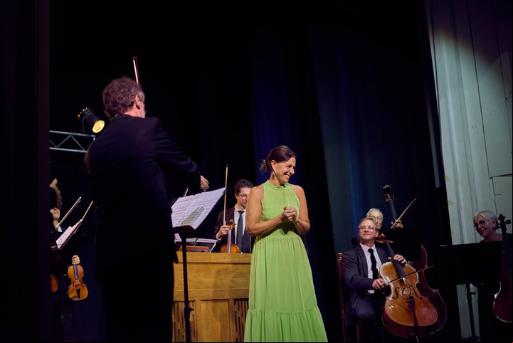 Felicidad, en la soprano Verónica Cangemi junto a la Camerata Bariloche, en el teatro Bristol de la Sociedad Israelita de Carlos Casares.
