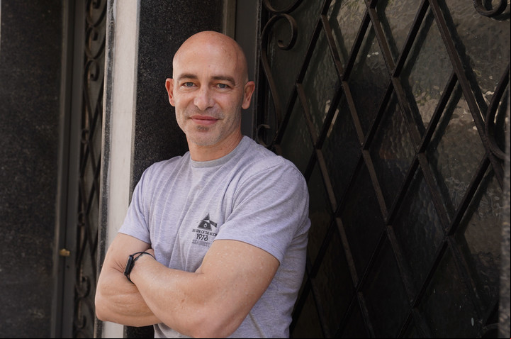 Sebastián Méndez, en el umbral de una casa de Villa del Parque, su barrio de toda la vida. (Guillermo Rodríguez Adami)