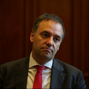 Tras los dichos de Milei, el Gobierno aclaró que esta semana dará de baja 15 mil contratos de empleados públicos 