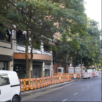 A casi 2 meses del incendio de una subestación eléctrica en Caballito: comerciantes que sufren y se preguntan cuando reabrirán la calle