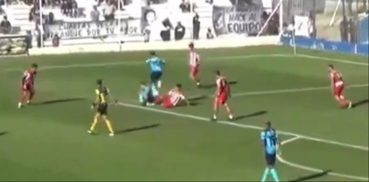 Otro insólito arbitraje en la Primera Nacional: dos compañeros se hicieron un foul entre sí y cobraron penal