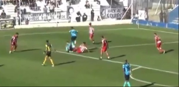 Otro insólito arbitraje en la Primera Nacional: dos compañeros se hicieron un foul entre sí y cobraron penal