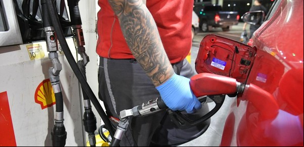 Nafta y gasoil: las rebajas del 10% al 30% que darán YPF, Shell, Axion y Puma en abril de 2025