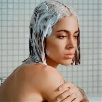 Cómo es Un mechón de pelo, el nuevo disco de Tini en el que se mostró más vulnerable que nunca y habló de su salud mental
