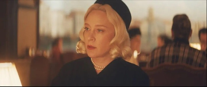 Chloë Sevigny como CZ Guest, una de las personas de la alta sociedad que Capote traicionó con su historia de 1975 en Esquire.