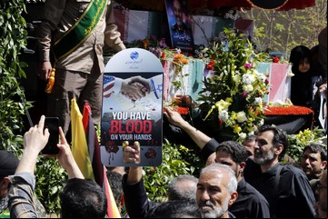 Irán amenaza a Israel y dice que sus embajadas "ya no son seguras" tras el ataque israelí en Siria