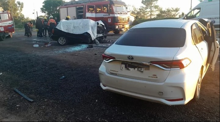 El accidente en Ruta 12. El coche en que volvían de un recital quedó literalmente partido al medio. Foto: Facebook.