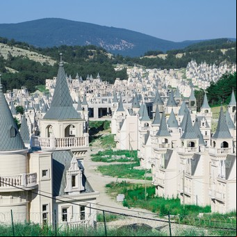 El curioso pueblo de los castillos “de Disney” abandonados