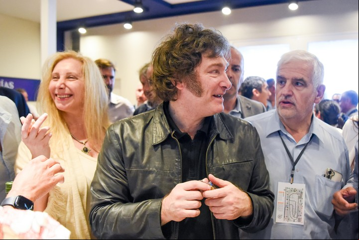 Karina y Javier Milei, junto a Fernando Vilella, en Expoagro.