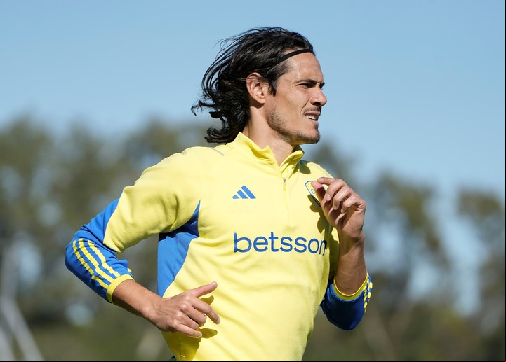 Edinson Cavani se recuperó de una molestia muscular y será titular ante Trinidense. Foto: Prensa CABJ.