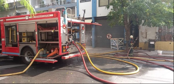 Se incendió una casa en el Abasto: dos escuelas tuvieron que ser evacuadas