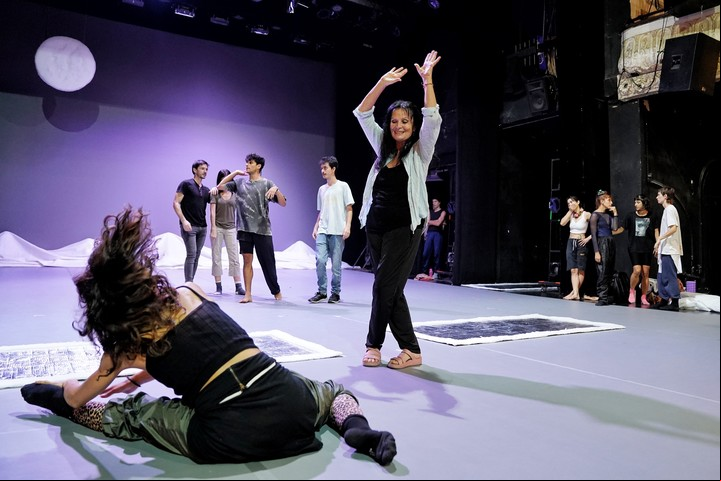Ensayo. Teresa Duggan le marca la posición a una de las bailarinas de "Los gestos de la sal", que se verá en el Teatro Regio. Foto: Martín Bonetto