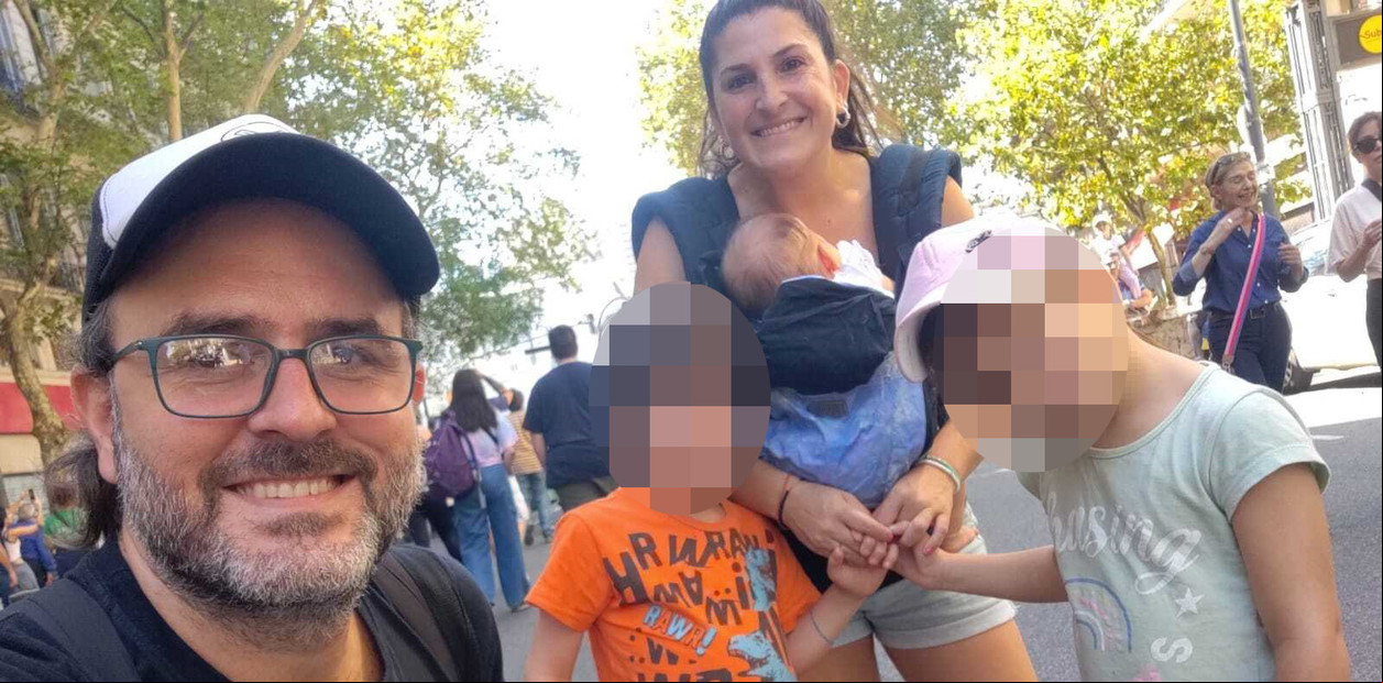 Era docente en la villa, se enamoró del cura del barrio y hoy tienen 3 hijos y una familia gigante: una historia de amor y mucho trabajo social