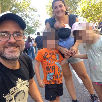 Era docente en la villa, se enamoró del cura del barrio y hoy tienen 3 hijos y una familia gigante: una historia de amor y mucho trabajo social