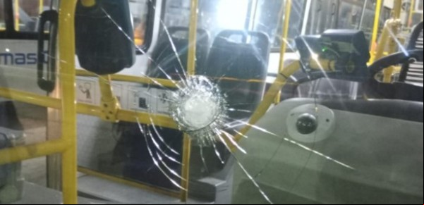Paro de colectivos: una empresa que no se sumó a la medida denunció ataques contra algunas de sus unidades