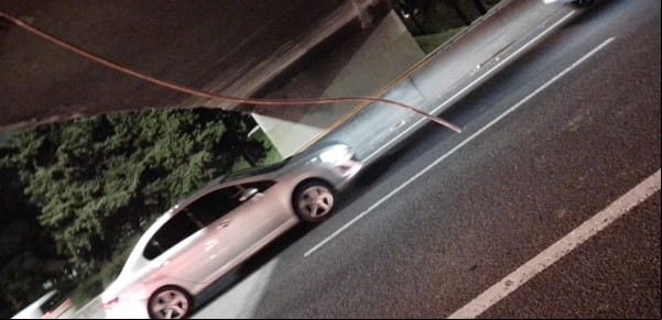 Un fierro se desprendió de un puente en la autopista Riccheri y destrozó a varios vehículos