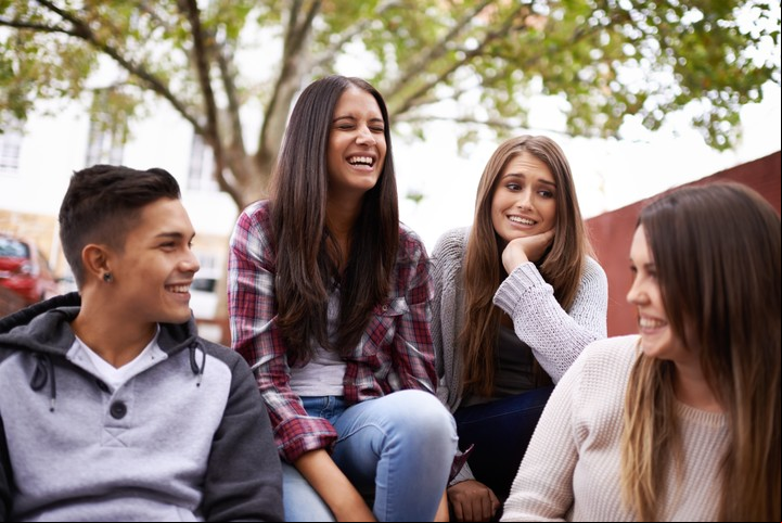 Los nuevos códigos adolescentes también tienen influencia de la música, puntualmente del trap. Foto: Shutterstock