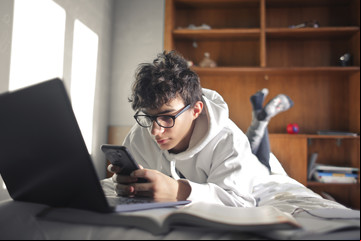 Diccionario adolescente: qué significan NOOB, GOAT y NPC y otras nuevas palabras que usa la generación Alfa