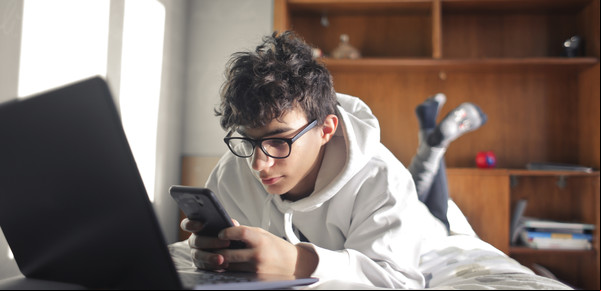 Diccionario adolescente: qué significan NOOB, GOAT y NPC y otras nuevas palabras que usa la generación Alfa