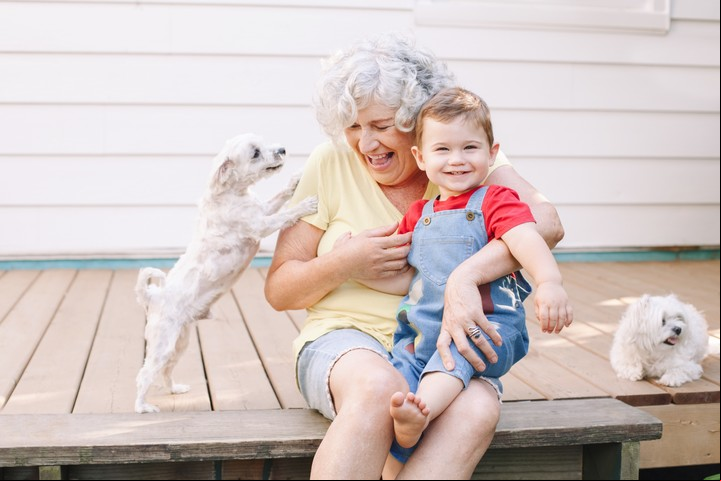 La idea de la permisividad total asociada a los abuelos es algo que aún está muy vigente. Foto: ilustración Shutterstock.