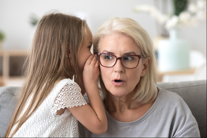 La psicóloga indica que no es recomendable “enseñarles a mentir”. Foto: ilustración Shutterstock.