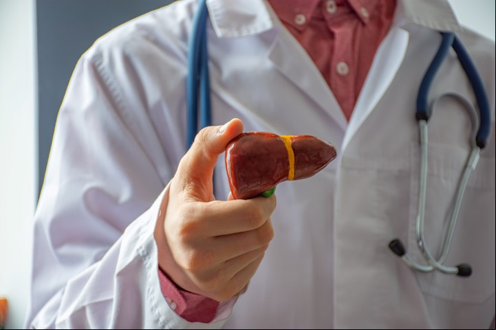 Recomiendan hacer una visita al médico gastroenterólogo o hepatólogo. Foto Shutterstock.