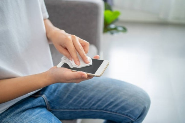 Cómo limpiar la cámara del celular. Foto: iStock.