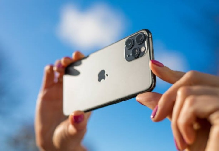 Para sacar buenas fotos y videos es fundamental que la cámara este limpia. Foto: iStock.