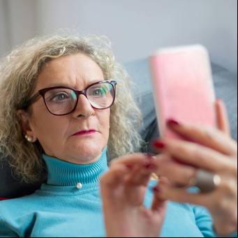 Este país de Latinoamérica lidera el ranking de mayor adicción al celular: ¿cuántas horas pasa online?