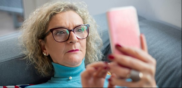 Este país de Latinoamérica lidera el ranking de mayor adicción al celular: ¿cuántas horas pasa online?