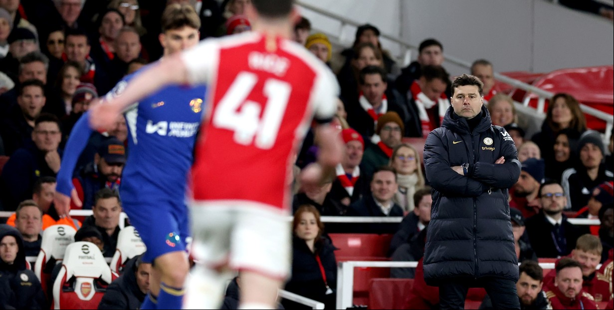Otro duro cachetazo al Chelsea de Pochettino y Enzo Fernández: Arsenal le hizo una "manito" para seguir líder en la Premier