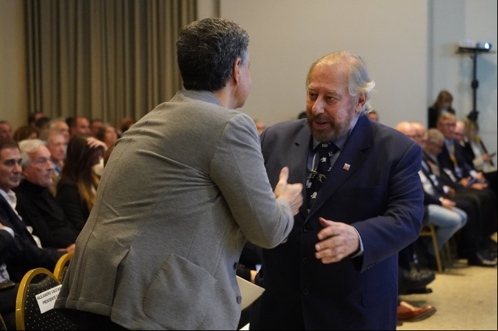 Alejandro Vaccaro saluda a Jorge Macri en la apertura de la Feria del Libro. Foto Juano Tesone.