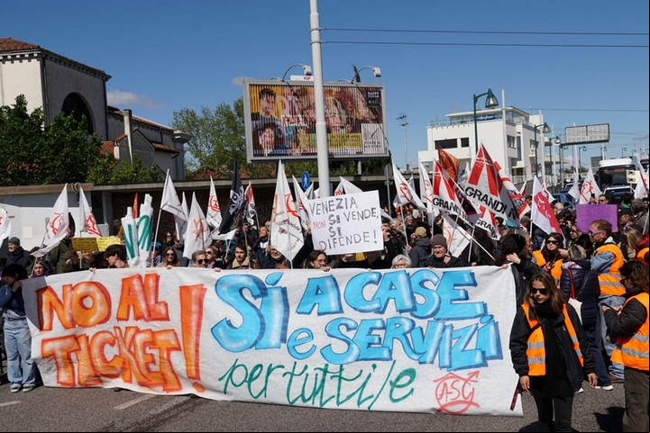 Protesta de los habitantes frente a la medida. Foto EFE/EPA/ANDREA MEROLA