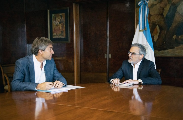 Gabriel Oriolo, de la Superintendencia de Servicios de Salud, junto con Mario Russo, ministro de Salud.