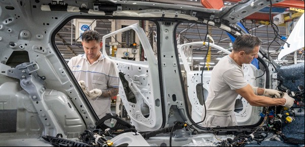 Pese al derrape, la industria respira             