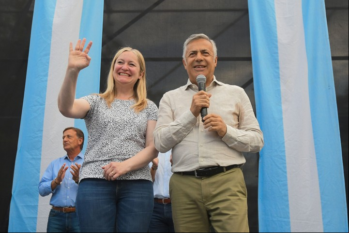 Alfredo Cornejo junto a la vicegobernadora Hebe Casado. Foto: José Gutierrez / Los Andes.
