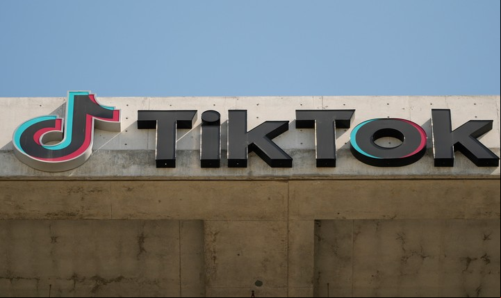 Un cartel de TikTok en su edificio de Culver City, California, el 11 de marzo de 2024. (AP Photo/Damian Dovarganes, Archivo)